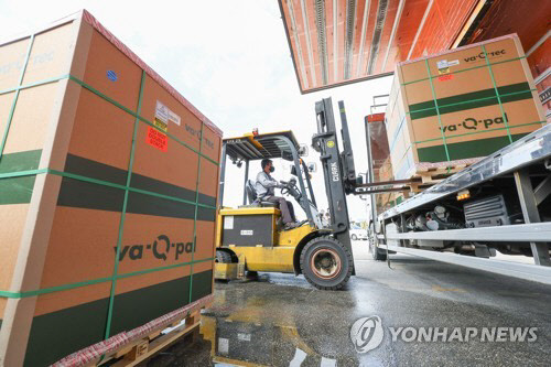 17일 인천국제공항 화물터미널에서 관계자들이 이날 들어온 모더나 2가 백신을 수송 차량으로 옮기고 있다.<연합뉴스>